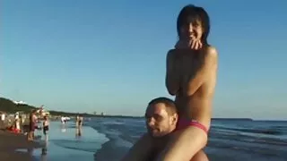 Kırmızı elbiseli Babe ganimet bedavaseksfilmi ile alay